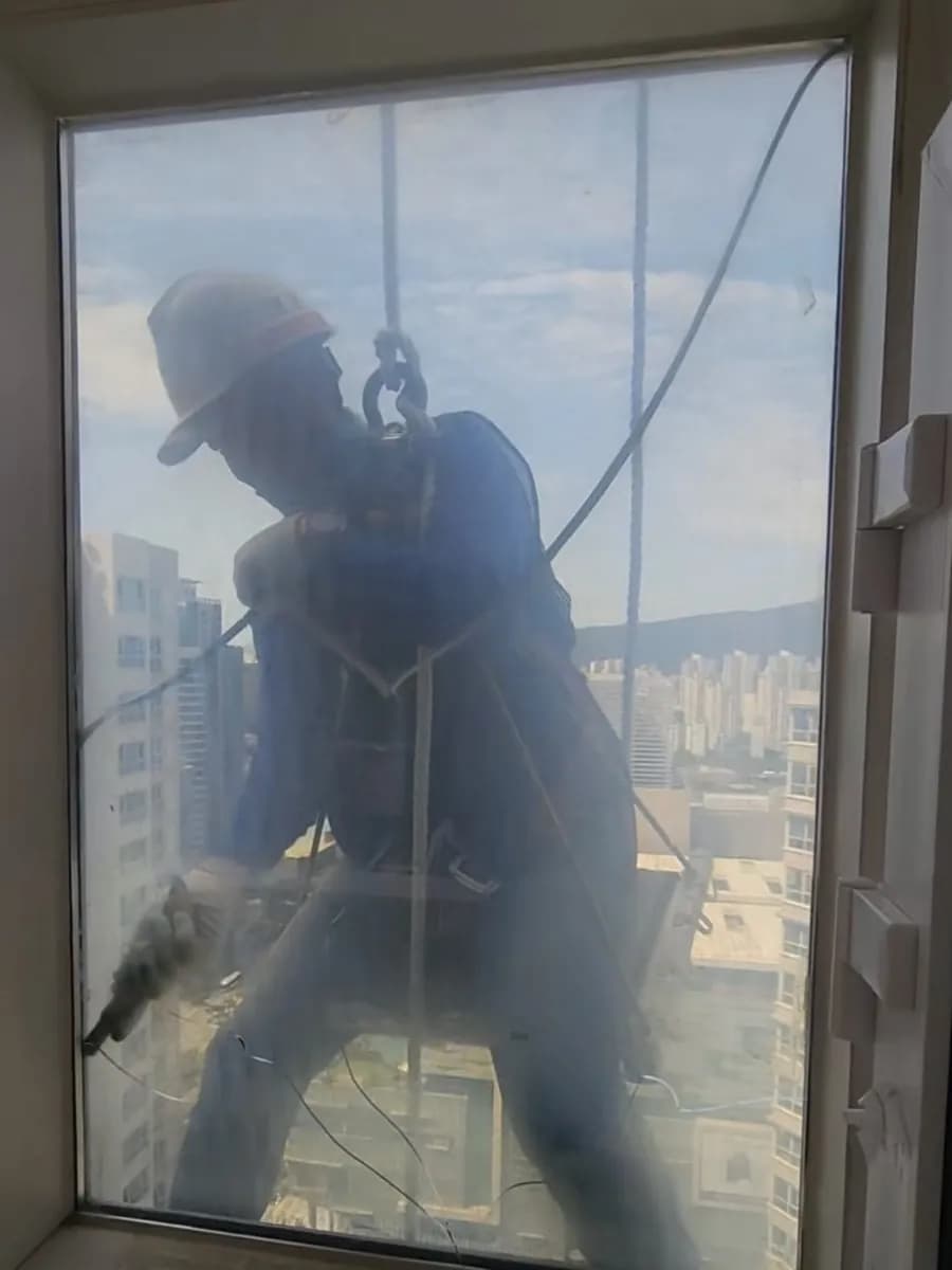 습기찬 유리 교체 시공 현장