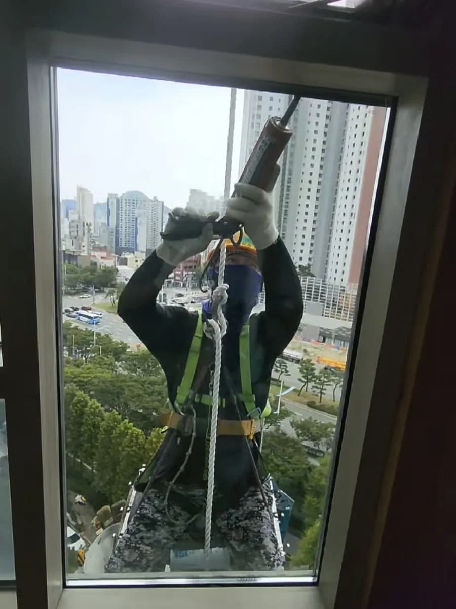 실리콘 코킹 시공 현장